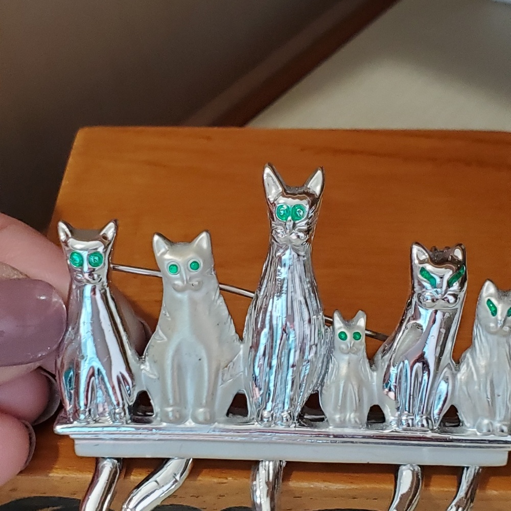 Cat family brooch